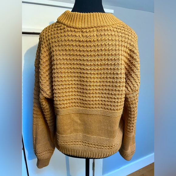 Knit crop sweater Size M Universal Thread - Picture 3 of 6